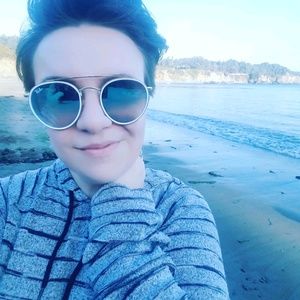 Meet your Posher, Caitlin